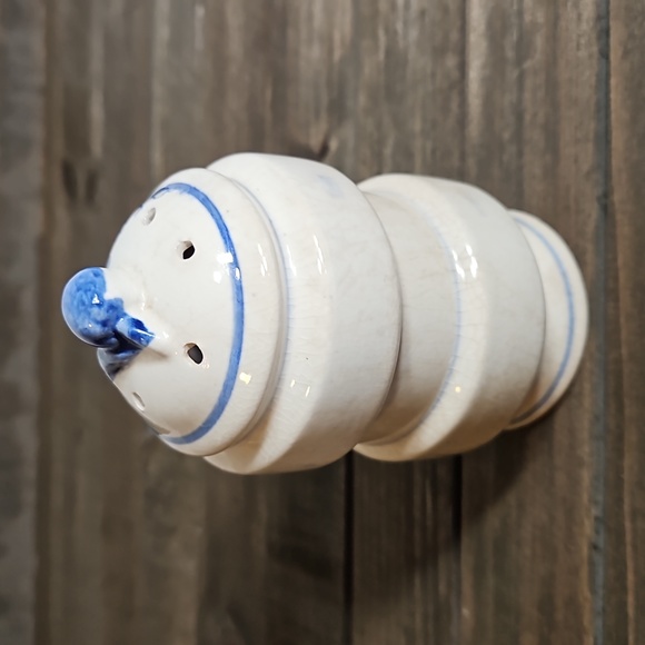 Vintage Blue Onion Salt Shaker if you have the pepper & need the salt here it is - Picture 3 of 6